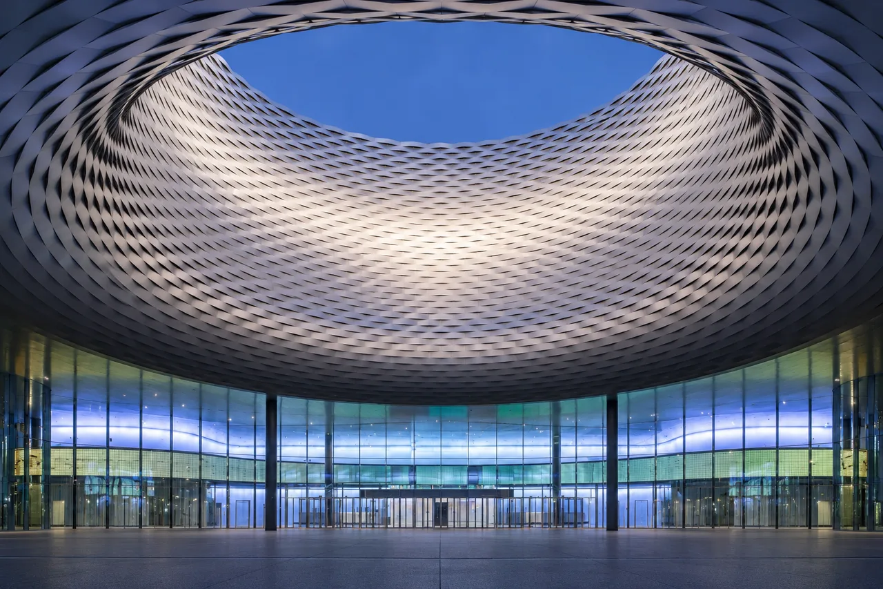 Die geschwungene Architektur der Messe Basel